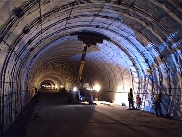 Die umfangreichen Sanierungsarbeiten des Tunnels auf der Brennerstaatsstraße (SS12) nördlich von Mittewald sind nun abgeschlossen (Foto: LPA/Abteilung Tiefbau)