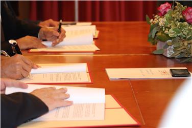 Unterzeichnet: Die Landeshaupleute Südtirols und der Provinz Belluno haben heute mit den Bürgermeistern von Toblach und Cortina ein Einvernehmensprotokoll unterzeichnet. Foto: LPA/Maja Clara