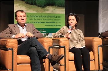 Alice Sinigaglia (li. von ihr Vittorio Rinaldi) sprach darüber, wie auch die Sichtbarkeit der Fair-Trade-Produkte in der westlichen Welt letztlich die Situation der Bauern in benachteiligten Regionen der Welt verbessere. Foto: LPA/mgp
