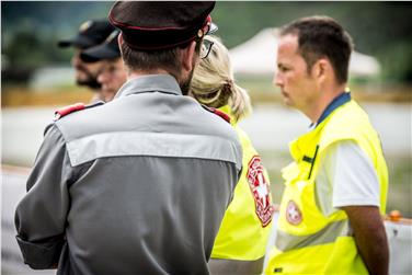 Ehrenamtliches Engagement beim Weißen Kreuz oder der Feuerwehr, aber auch in anderen Bereichen: Jeder 3. Südtiroler ist ehrenamtlich aktiv. Foto: LPA