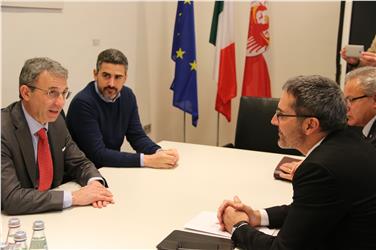 Landeshauptmann Kompatscher im Gespräch mit Umweltminister Costa und Minister Fraccaro am Freitag in Bozen - Foto: LPA/jw
