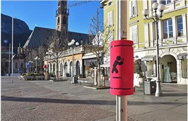 Pinke "Airbags" auf Augenhöhe an den Straßenlaternen in Bozen: Die Kampagne Staysmart regt zum Nachdenken an.