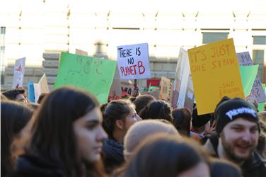 Demo für das Klima: Tausende Jugendliche heute auf dem Magnago-Platz vor dem Landhaus in Bozen 1 - Foto: LPA/Peter Natter