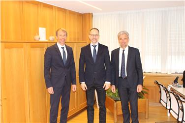 Landesrat Arnold Schuler und der neue IDM-Generaldirektor Erwin Hinteregger sowie Ressortdirektor Klaus Unterweger (ganz links) . Foto: LPA