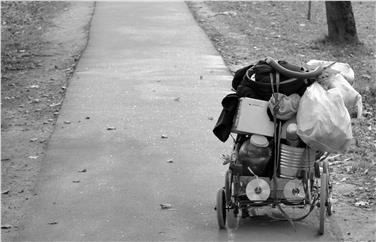 Besitz, der auf einen Wagen passt: Auch in Südtirol gibt es obdachlose Menschen, die Hilfe von öffentlicher und ehramtlicher Seite in Anspruch nehmen können. Foto: LPA/pixabay