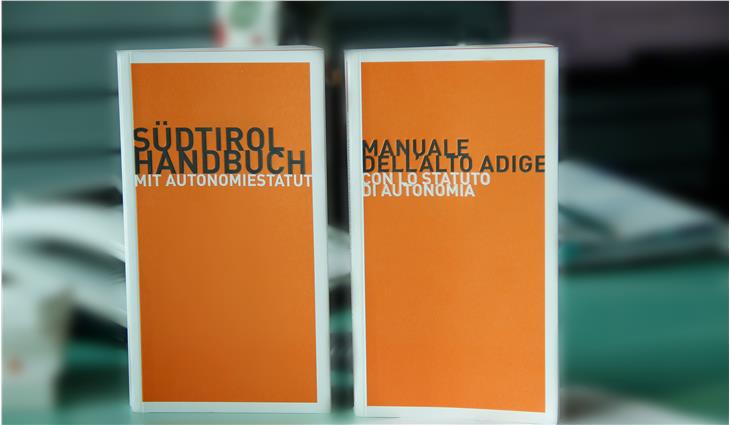 Das orangefarbene Südtirol Handbuch ist ab sofort online oder in gedruckter Form verfügbar. Foto: LPA/Greta Stuefer