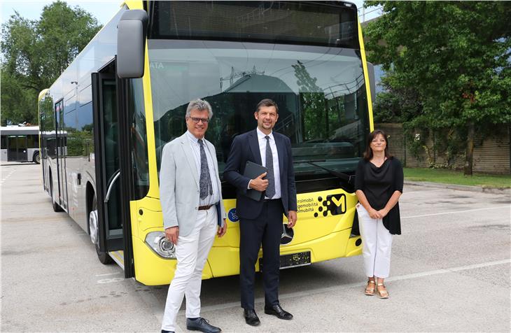 Mobilitätslandesrat Daniel Alfreider, SASA-Präsident Francesco Morandi und SASA-Direktorin Petra Piffer bei der Vorstellung des neuen Hybridbusses. Foto: LPA/Ingo Dejaco