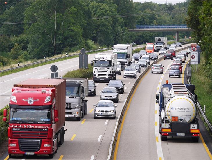 Schwerverkehr auf der Autobahn: Kompatscher und Platter bei Kampf gegen Billigsprit einig. (Foto pixabay.com)