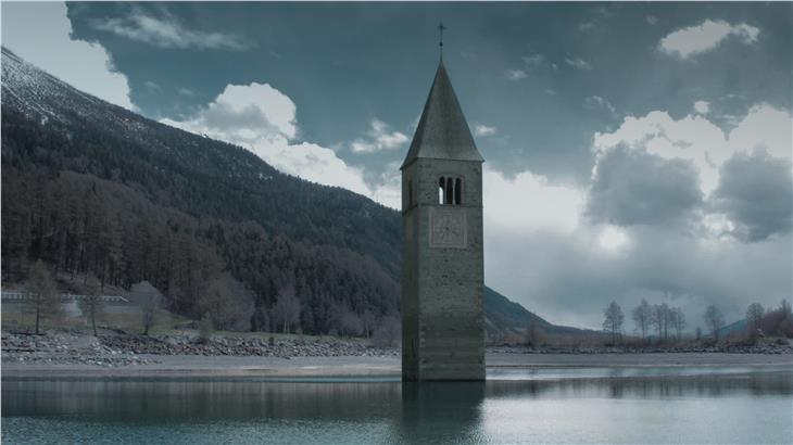 Mit "Curon" greift Netflix in einer fiktiven Mystery-Serie die Geschichte des Reschensees mit seinem Grauner Turm auf. (Foto: Indiana Production)