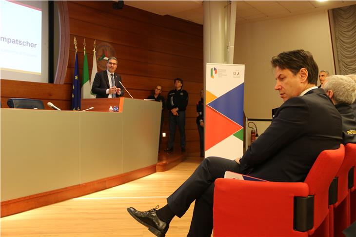 Landeshauptmann Kompatscher bei seiner Rede bei der heutigen nationalen Konferenz der Zivilschutzbehörden mit Ministerpräsident Conte in Rom. (Foto LPA/Silvia Fabbi)