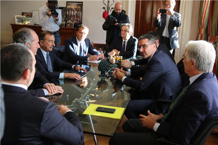 Sitzung des Ausrichtenden Komitees: LH Kompatscher am Tisch mit (rechts von ihm) Fugatti, Fontana, Ghedina, Sala, Zaia und Minister Spadafora (von hinten) (Foto LPA/Silvia Fabbi)
