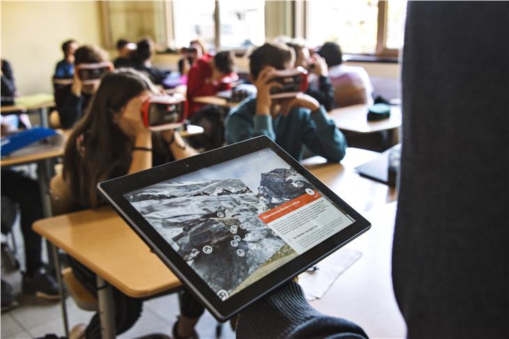 Virtuelle Gletscherwanderungen im Klassenzimmer: VR-Brillen ermöglichen diesen besonderen Unterricht. (Foto: LPA/Deutsche Bildungsdirektion)