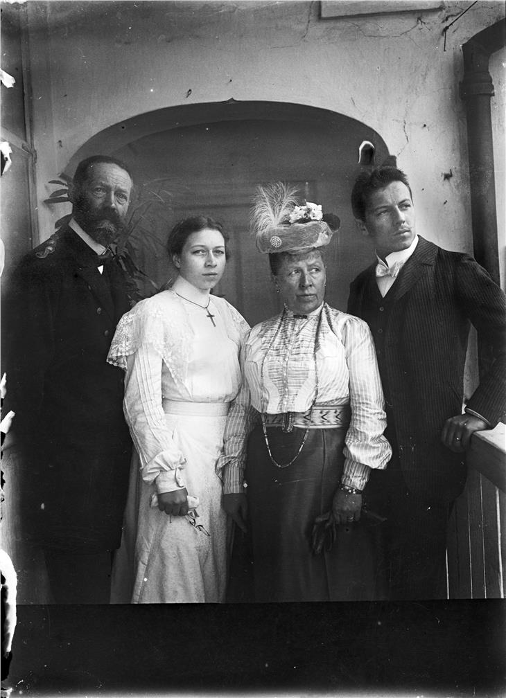 Die Familie Kneußl zu Hause am Balkon in Schwaz, Juli 1904. Von links nach rechts: Anton, Elfriede, Adelinde, Erich (Fotograf: Unbekannt; Sammlung Kneußl – TAP)