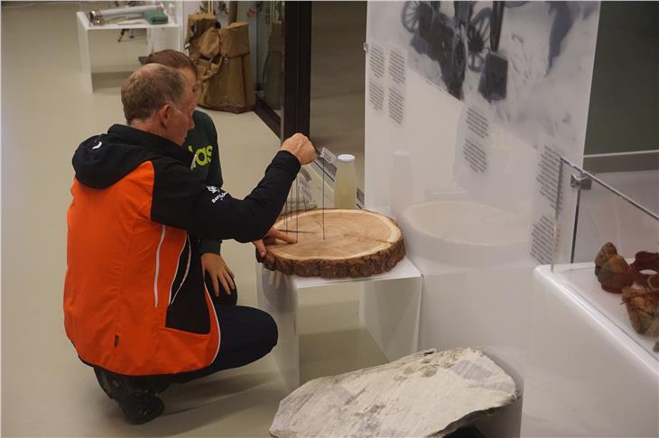 Mit Bildern und Gegenständen ermöglicht die Ausstellung einen Einblick in die schmelzenden Archive der Gletscher. (Foto: LPA/Hydrographisches Amt)