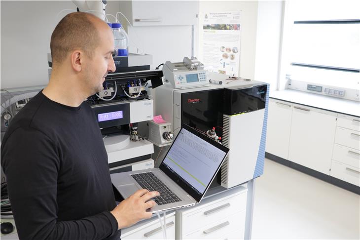 Der serbische Forscher Dordevic ist im Labor für Aromen und Metaboliten des Versuchszentrums Laimburg vor allem mit der Analyse von Daten zu Lebensmittelqualität und Pflanzengesundheit befasst. (Foto: LPA/VZ Laimburg)