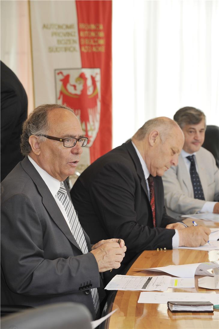 Otto Saurer als damaliger LH-Stellvertreter und Bildungslandesrat während einer Sitzung der Landesregierung. (Foto: LPA)