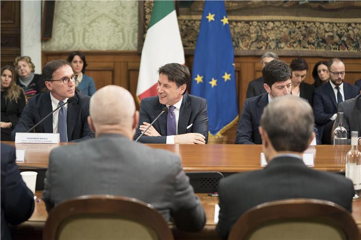 Autonomie wiederherstellen und ausbauen: Nach Minister Boccia folgen nun Gespräche mit Ministerpräsident Conte (am Tisch: 1. u. 2.v.l. ). (Foto: Foto CC-BY-NC-SA 3.0 IT)