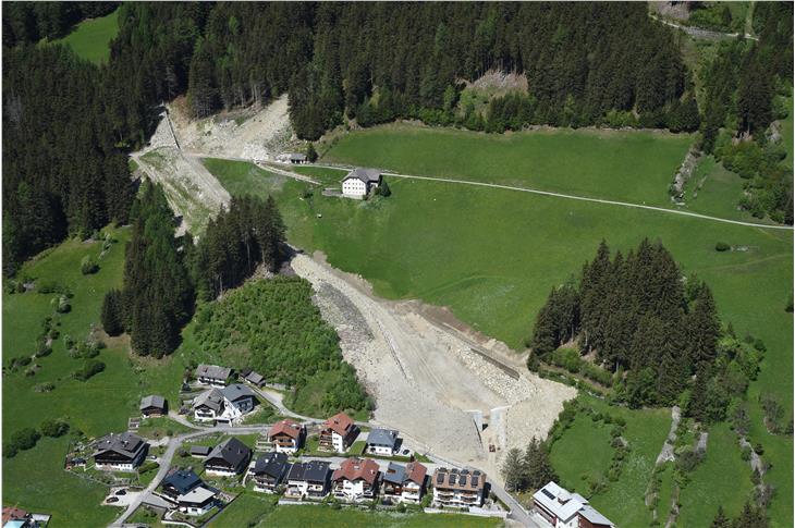 800 Meter lang und bis zu 8 Meter hoch: Das Landesamt für Wildbach- und Lawinenverbauung Ost hat am Rieperbach in Antholz-Mittertal einen Ablenkdamm und ein Auffangbecken errichtet. (Foto: LPA/Agentur für Bevölkerungsschutz)