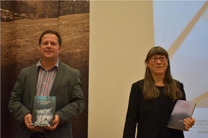 Mit seinem Roman "L Testamënt dl Lëuf" hat Ivan Senoner den ersten Preis beim Literaturwettbewerb Scribo in der Kategorie "Senior" gewonnen. Der zweite Preis ging an Rut Bernardi. (Foto: LPA/Roman Clara)