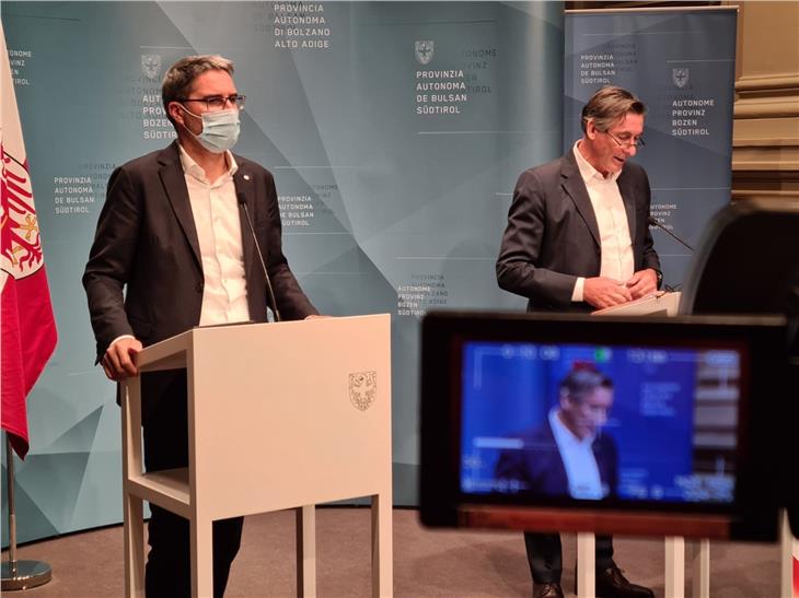 LH Kompatscher (l.) und LR Widmann in der heutigen Pressekonferenz: Die Kontrollen und Strafen werden verschärft, nicht die Regeln. (Foto: LPA/Guido Steinegger)