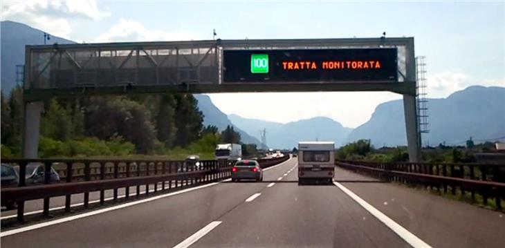 Der Hinweis 100 km/h auf grünem Hintergrund zeigt im Autobahnabschnitt Bozen-Trient die Geschwindigkeitsempfehlung im Rahmen des BrennerLEC-Projekts an. (Foto: BrennerLEC)