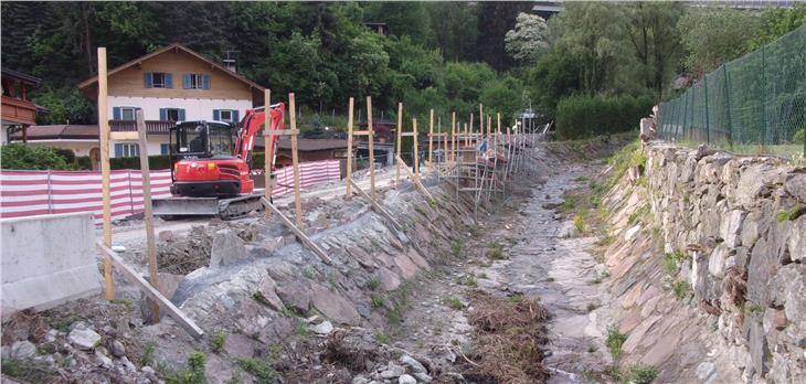 Die Ufermauern und Teile des Bachbettes im Unterlauf des Löchlbaches bei Klausen sind erneuert worden. (Foto: LPA/Amt für Wildbach- und Lawinenverbauung Nord)
