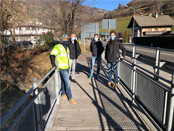 Diese Woche fand die Übergabe der Arbeiten für den Neubau der Brücke Hofer in Sterzing statt. Vor Ort waren Projektsteurer Knollseisen, Bauleiter Ricci sowie Lorenzo Zotta (Casarotto Costruzioni) und Sergio Ragnoli (Assistenz Bauleitung).