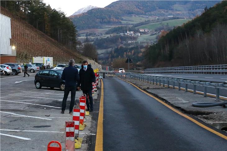 Die Arbeiten für einen flüssigeren Verkehr und sichere Ein- und Ausfahrten bei der Raststätte "Lanz" auf der Pustertaler Staatsstraße sind nun abgeschlossen.  (Foto: LPA/Ressort Mobilität)