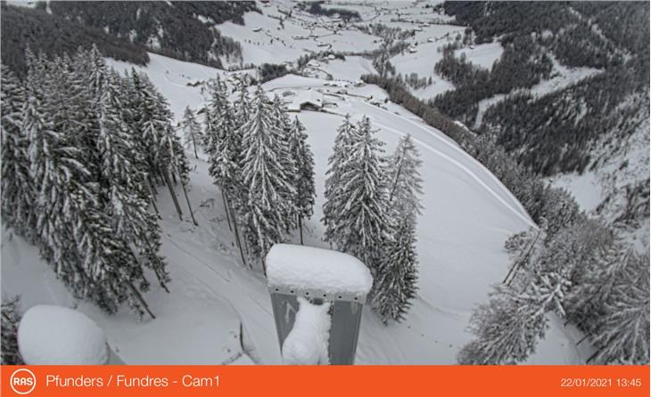 Besonders für den Osten Südtirols - im Bild Pfunders heute am frühen Nachmittag - werden für morgen ergiebige Schneefälle erwartet. (Foto: Webcam Rundfunkanstalt Südtirol RAS)