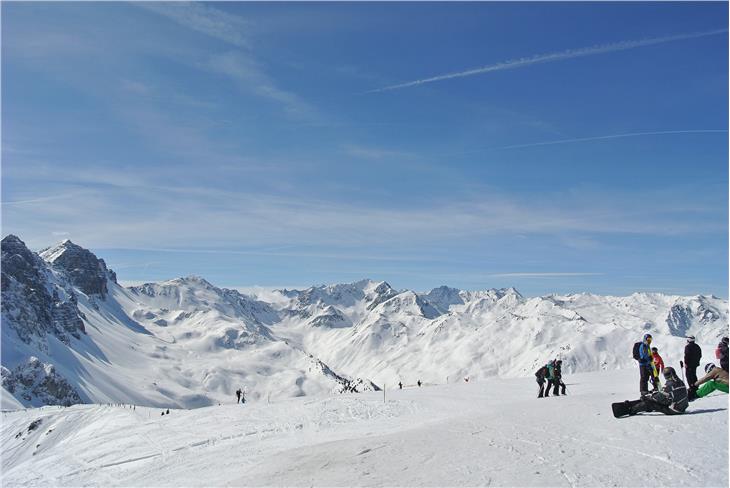 Skischulassistent kann man in drei Bereichen werden: Ski Alpin, Snowboard (beide im Bild), aber auch Langlauf. (Foto: pixabay.com)