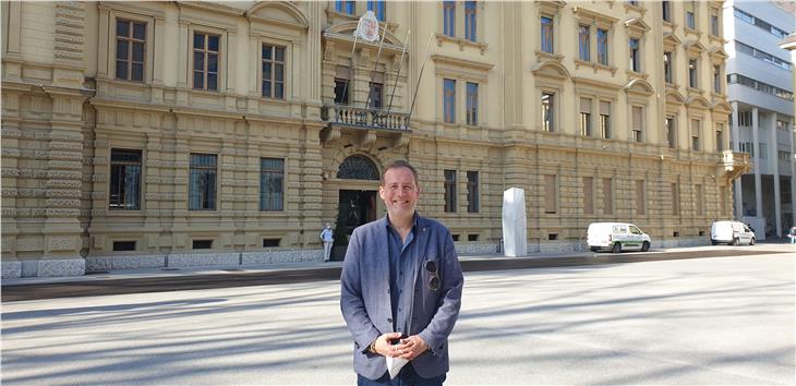 Auf die Anliegen von Personen, die von Autismus betroffen sind, aufmerksam machen möchte LR Massimo Bessone: Dazu wird das Palais Widmann am 2. April blau beleuchtet. (Foto: LPA)