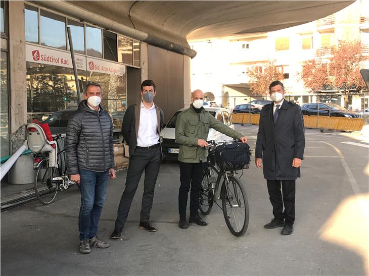 Im Bild (v.l.): STA-Bereichsleiter Giampaolo Vattai, STA-Bereichsleiter Massimiliano Valle, Stadtradt Stefano Fattor und Landesrat Daniel Alfreider (Foto: LPA/STA/Perathoner)