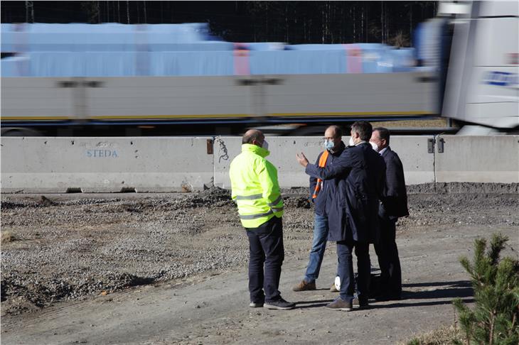 Der Verkehrsknoten in Niedervintl soll sicherer und besser befahrbar werden: LR Alfreider (2.v.r.) auf Lokalaugenschein mit den Technikern. (Foto: LPA/Ingo Dejaco)