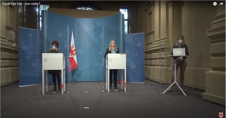 Der Landesbeirat für Chancengleichheit organisiert am 23. April den Südtiroler Equal Pay Day (im Bild v.l. Vizepräsidentin Califano, Präsidentin Oberhammer, Tagungsmoderatorin Claudia Messner). (Foto: LPA)