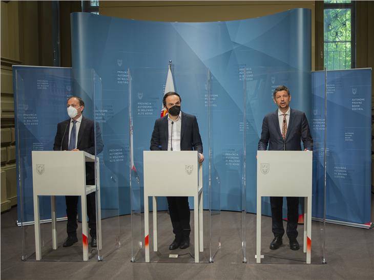 Mit einem Maßnahmenpaket will das Land Südtirol den Kultur-Neustart 2021 unterstützen. Die Kulturlandesräte Achammer, Vettorato und Alfreider haben es heute vorgestellt. (Foto: LPA/Fabio Brucculeri)