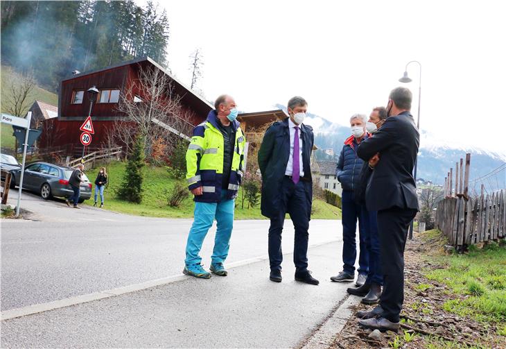 Mobilitätslanderat Daniel Alfreider (2.v.l.) und Bürgemeister Angel Miribung (3.v.l.) mit Technikern und Planern bei der Übergabe der Arbeiten in der Gemeinde Wengen (Foto: LPA/Ingo Dejaco)