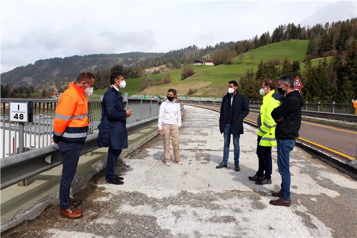 Beim Lokalaugenschein: (v.l.) Michael Goller, LR Daniel Alfreider, Simona Sedlak, BM Dominik Oberstaller, Luca Tosa und Ingo Dejaco (Foto: LPA/Angelika Schrott)