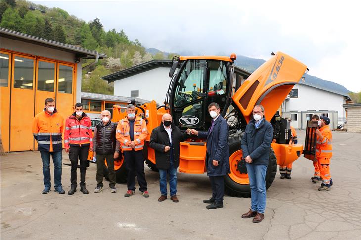 Abteilungsdirektor Sicher, Hauptstraßenwärter Jürgen Ortler, Carlo Buldrini (Venieri Spa), Hauptstraßenwärter Robert Habicher, Daniele Muccinelli (Venieri Spa), LR Alfreider und Amtsdirektor Stephan Baur. (Foto:LPA)