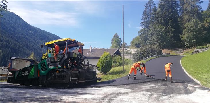 Neue technische Richtlinien für Straßenbeläge genehmigt: "Ziel ist es, die Qualitäts- und Sicherheitsstandards stetig zu verbessern", so LR Bessone. (Foto: LPA/Landesstraßendienst)