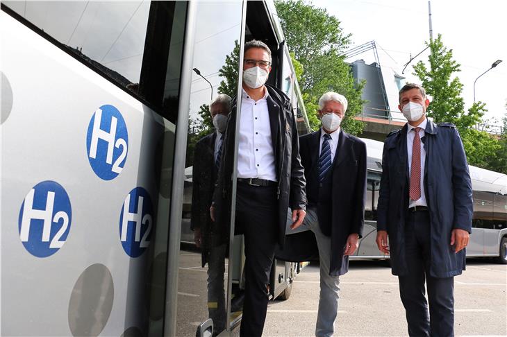 Beim Einsteigen in die hochmodernen Busse, in denen etwa 80 Personen Platz haben: (v.l.) LH Kompatscher, BM Caramaschi und LR Alfreider (Foto: LPA/Ingo Dejaco)