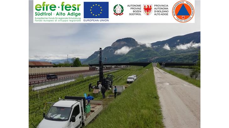 Koordiniert vom Landesamt für Wildbachverbauung Süd werden am Etschdamm in Salurn in unmittelbarer Nähe zur Brennerautobahn geotechnische Untersuchungen vorgenommen. (Foto: LPA/Amt Wildbachverbauung Süd)