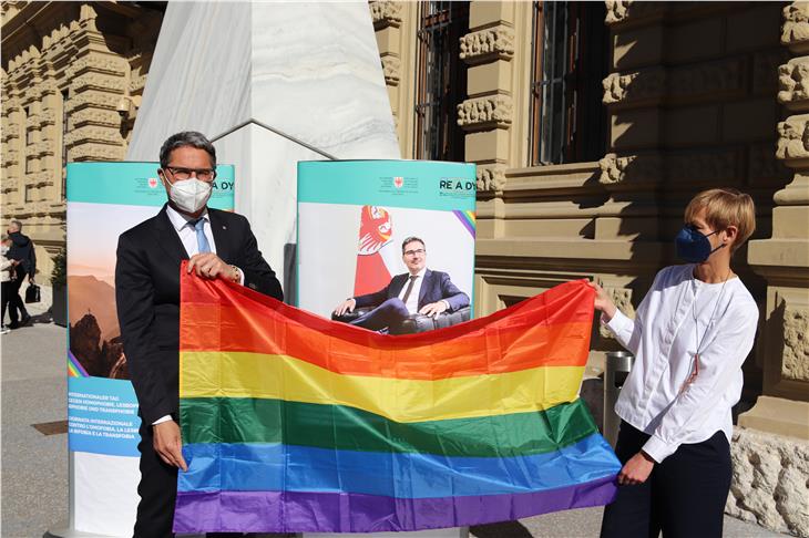 RE.A.DY-Beauftragte Judith Notdurfter hat heute (17. Mai) LH Kompatscher eine Regenbogenfahne überreicht. (Foto: LPA/sf)