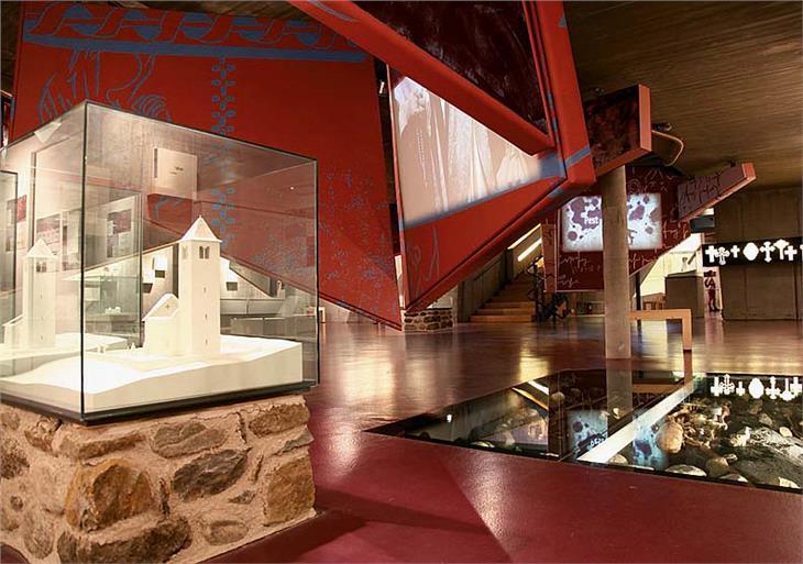 Das unterirdische Prokulus-Museum in Naturns birgt unter anderem die abgenommenen gotischen Fresken und viele Funde der Kirche St. Prokulus. (Foto: LPA/Amt für Museen)