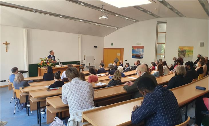 LH Kompatscher vor den Studierenden der PTH-Brixen: "Die Krisen schaffen Zielkonflikte. Wenn wir sie aushalten und gemeinsam auf den Weg machen, sehe ich auch Chancen." (Foto: PTH Brixen)