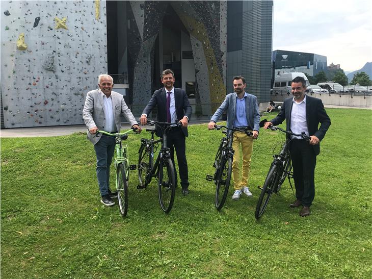Präsentierten die Sommeraktion von "Südtirol radelt. Radle auch Du zur Arbeit!": Präsident der Oberalp Group Oberrauch, LR Alfreider, Green Mobility-Koordinator Reiterer und STA-Direktor Dejaco (Foto: LPA/Margit Perathoner)