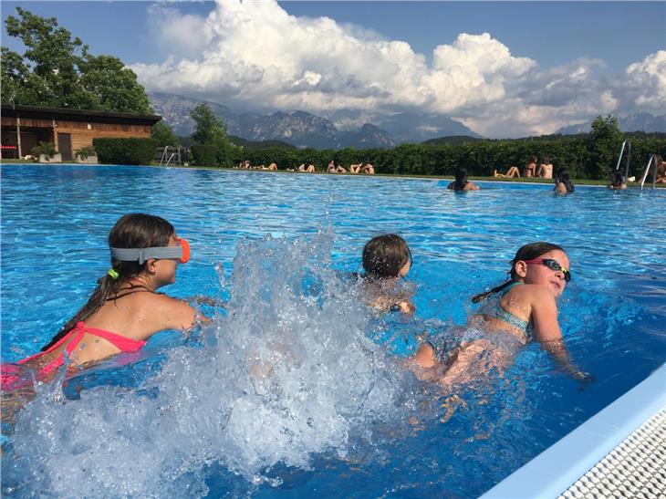 11 Schwimmbäder beteiligen sich an der diesjährigen Schwimmbadaktion des EuregioFamilyPass Südtirol. (Foto: LPA/Giovanna Boninsegna)