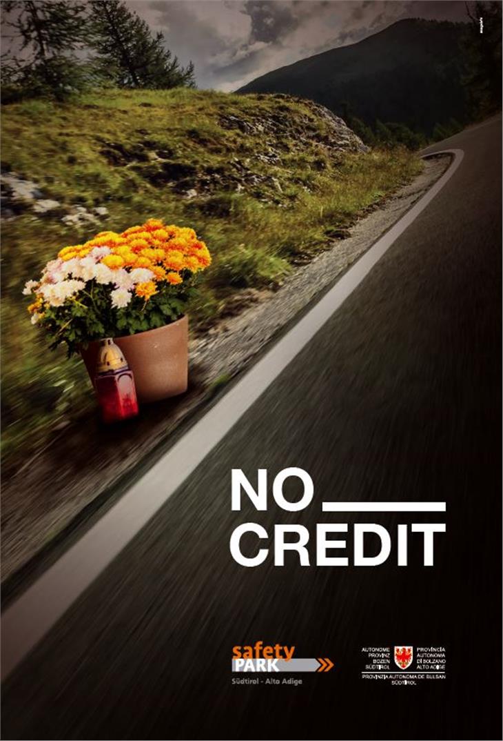Jeder trägt Verantwortung im Straßenverkehr - darauf verweisen wieder die Plakate der Kampagne No Credit, die entlang der vielbefahrenen Straßenabschnitte in Südtirol aufgehängt werden. (Foto: LPA)