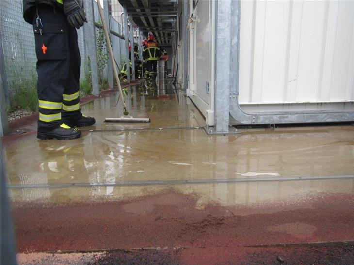 Dieselölaustritt am Krankenhaus Bozen: Es wird von keinen großen Umweltschäden ausgegangen, weitere Untersuchungen folgen. (Foto: LPA/Berufsfeuerwehr Bozen)