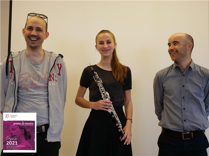 "prima la musica": Tabea Federer (Oboe) mit Lehrer Lukas Runggaldier (re.) und Arnold Mitterer (li.) (Foto: LPA/Musikschule Auer)