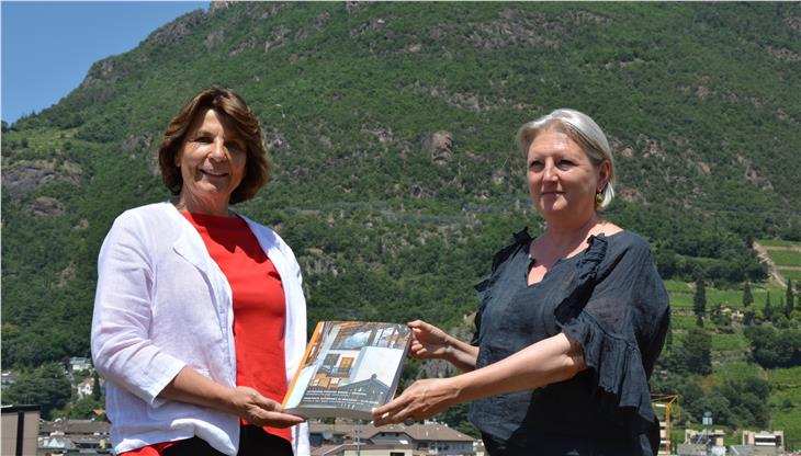 Der letzte seiner Art: LRin Hochgruber Kuenzer und Landeskonservatorin Dalla Torre mit dem druckfrischen Denkmalpflegebericht 2014-18 (Foto: LPA/Marcella Morandini)